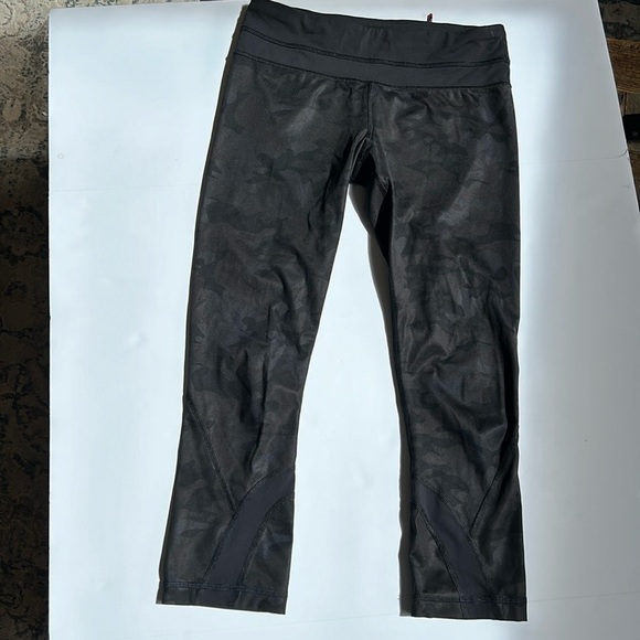 Lululemon Inspire Crop II Black Camo Print Size 4 - Picture 1 of 10
